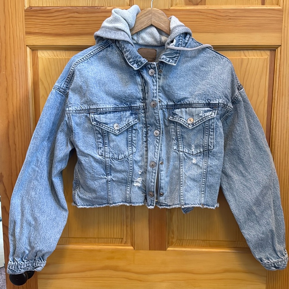 American Eagle Size M Denim Jacket Cropped with Gray Hood Distressed Light Wash